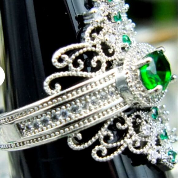 Elegant Silver Emerald Gemstone Ring size 8 - Picture 5 of 8